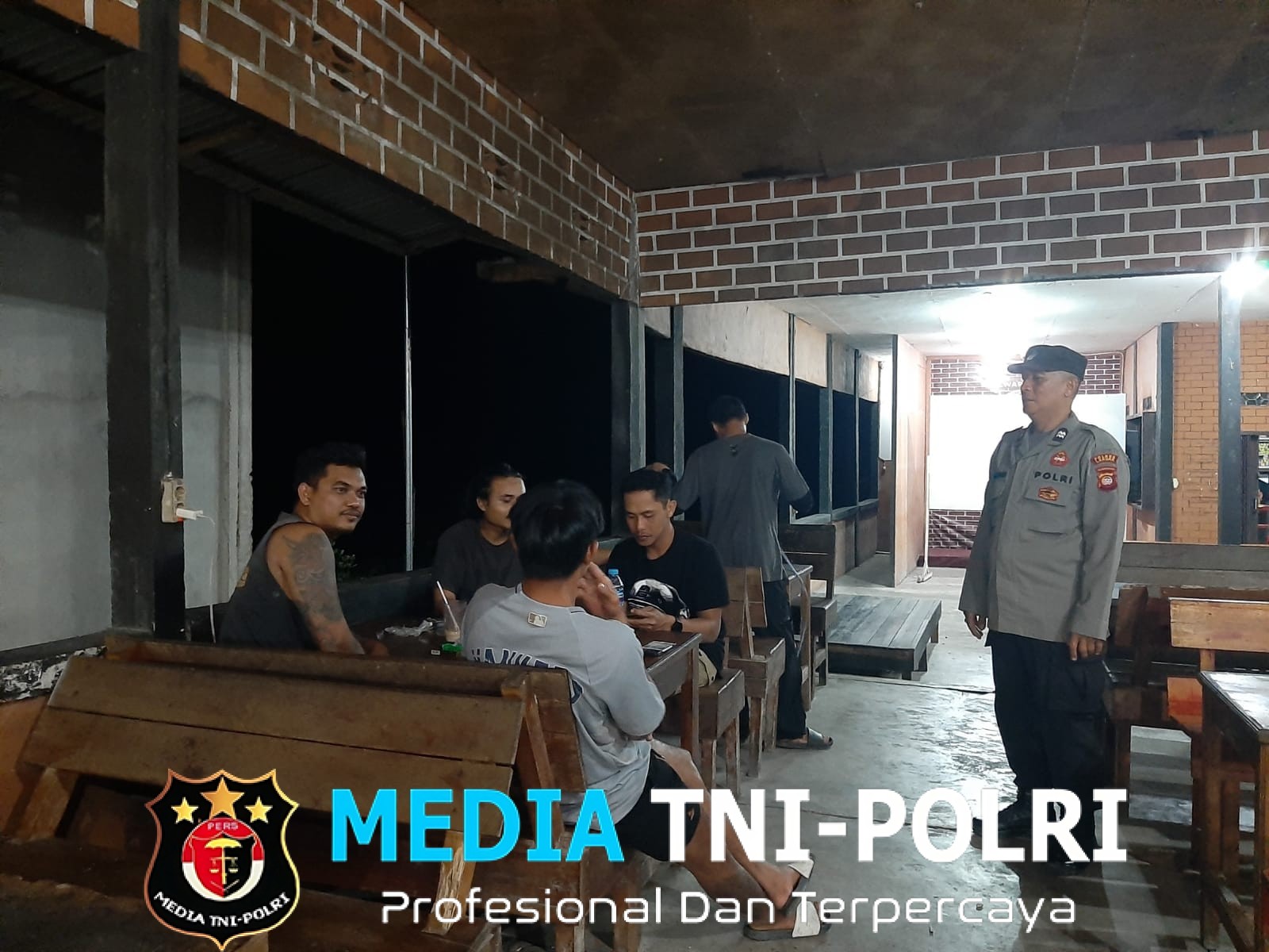 Patroli Dialogis Polsek Mandor, Warga Diajak Waspada Curanmor Hingga Aksi Kriminalitas