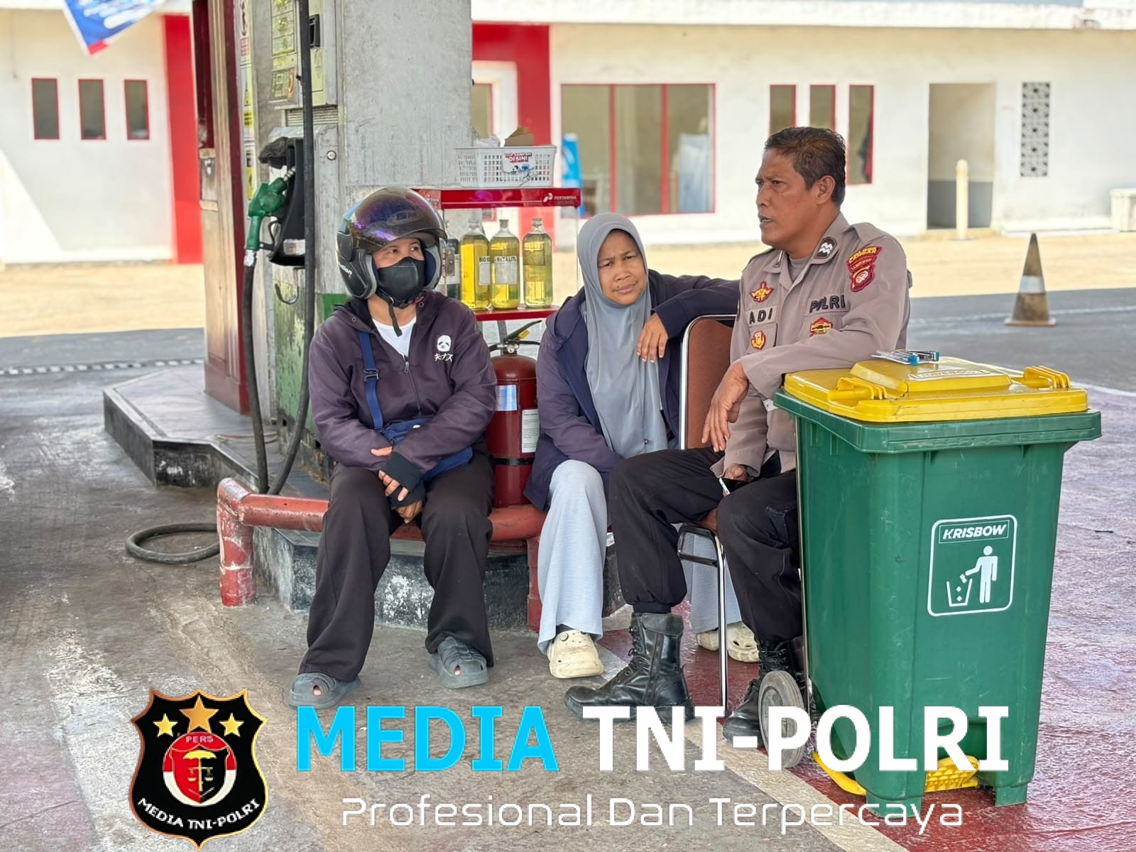 Humanis di Tengah Antrean BBM, Polisi Sambangi Warga yang Sedang Istirahat di SPBU Mandor