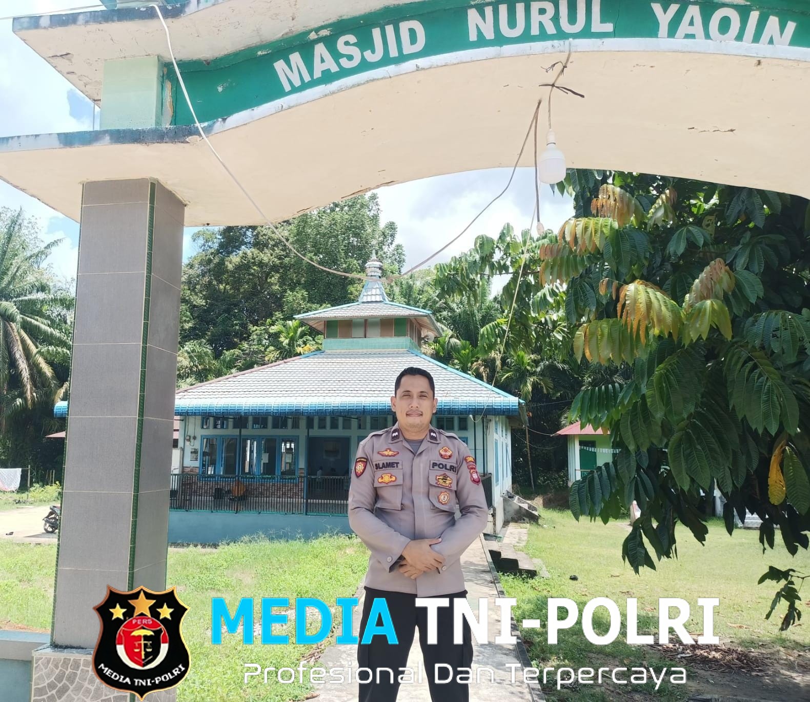 Polsek Menjalin Laksanakan Pengamanan Sholat Jumat di Masjid Nurul Yaqin untuk Jaga Situasi Kamtibmas Tetap Kondusif