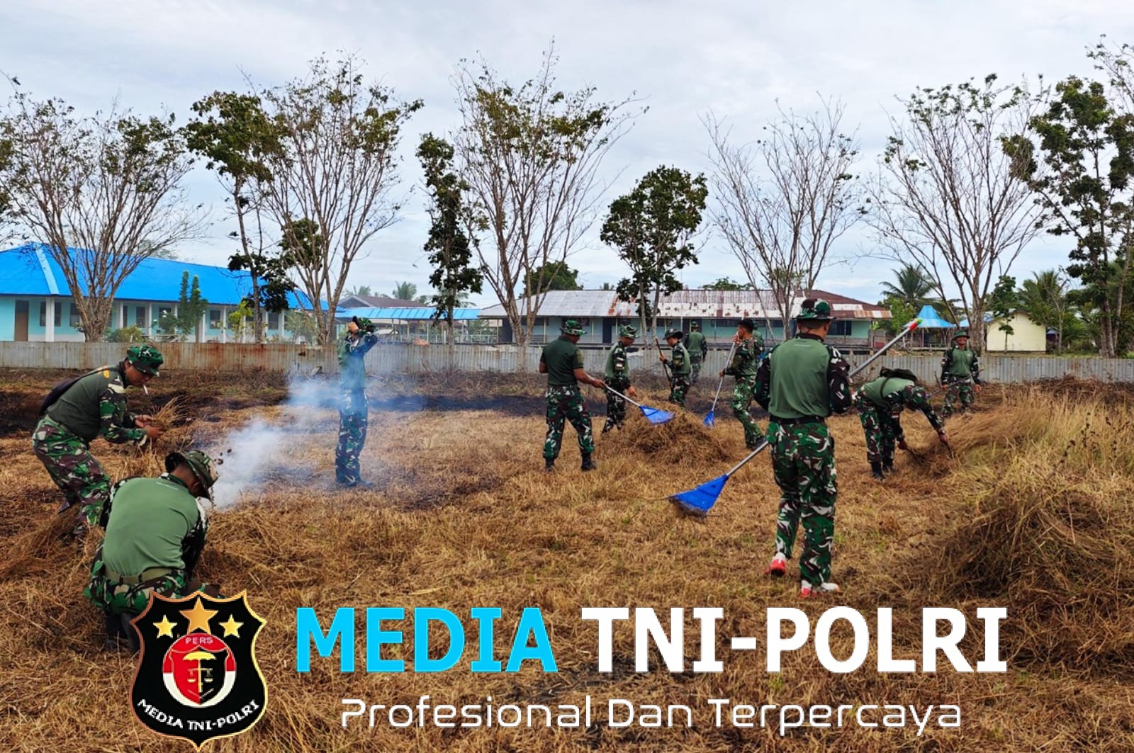 Semangat TNI dan Warga Tanah Miring, Kerja Bakti Bersihkan Lapangan Sambut HUT Ke-81