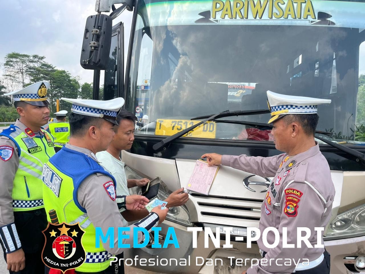 Bhakti Religi Hari Bhayangkara ke-80, Ditlantas Polda Lampung Bersihkan Gereja dan Salurkan Bantuan