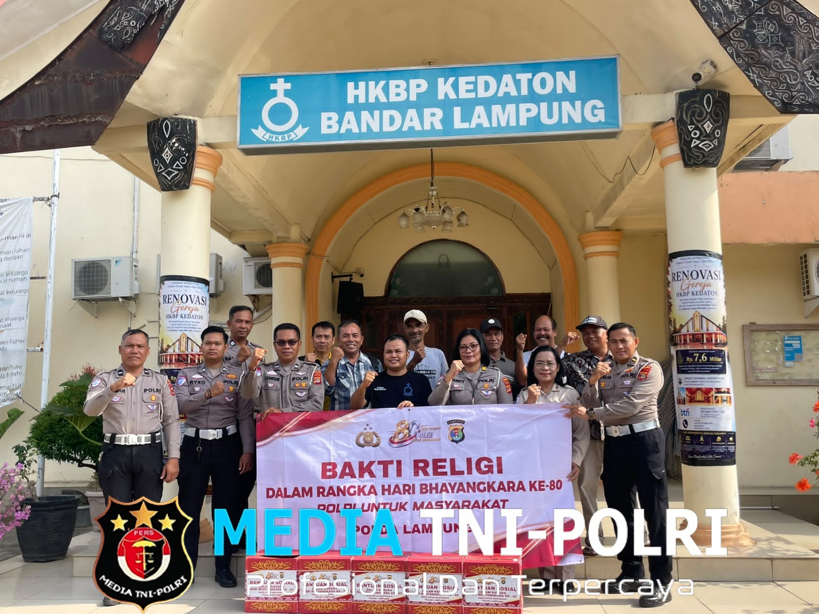 Bhakti Religi Hari Bhayangkara ke-80, Ditlantas Polda Lampung Bersihkan Gereja dan Salurkan Bantuan