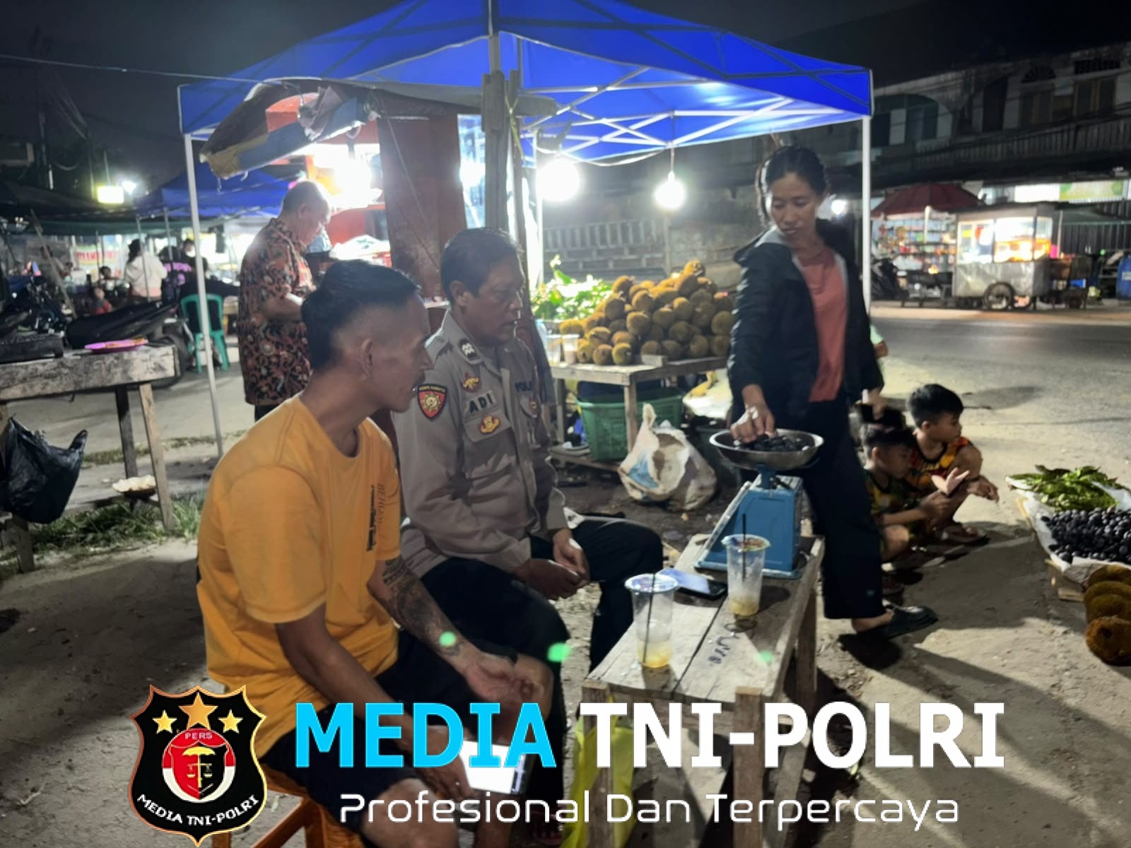 Antisipasi Gangguan Kamtibmas, Polsek Mandor Intensifkan Patroli Malam ke Lapak Pedagang Buah