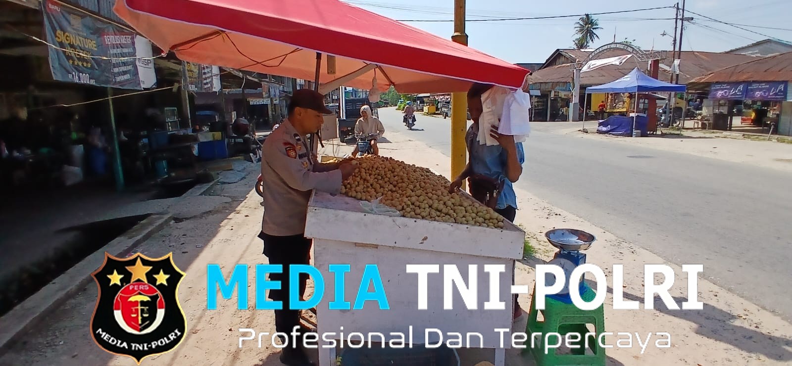 Humanis! Personel Polsek Mandor Patroli Sambil Ngobrol dengan Pedagang Buah