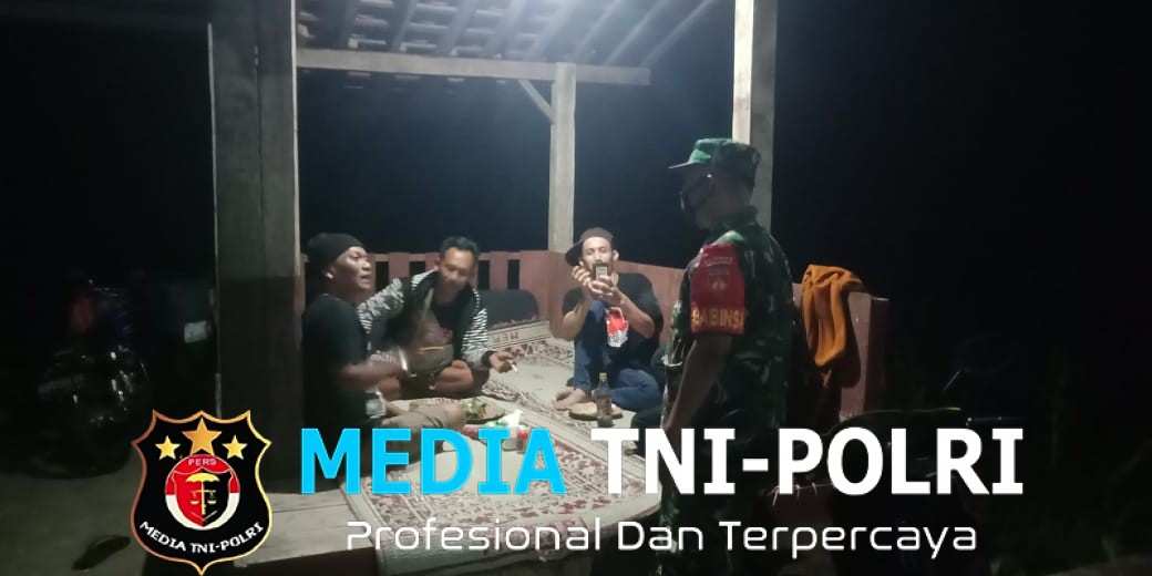 Patroli Malam Koramil 06 Batuwarno, Babinsa Sambangi Warga Demi Jaga Keamanan