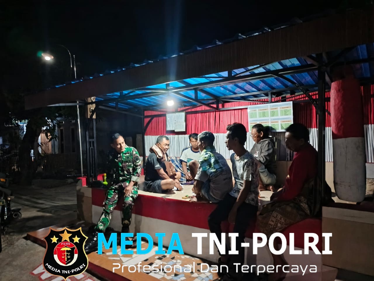 Tingkatkan Keamanan Malam Hari, Babinsa Koramil Tirtomoyo Patroli Bersama Linmas
