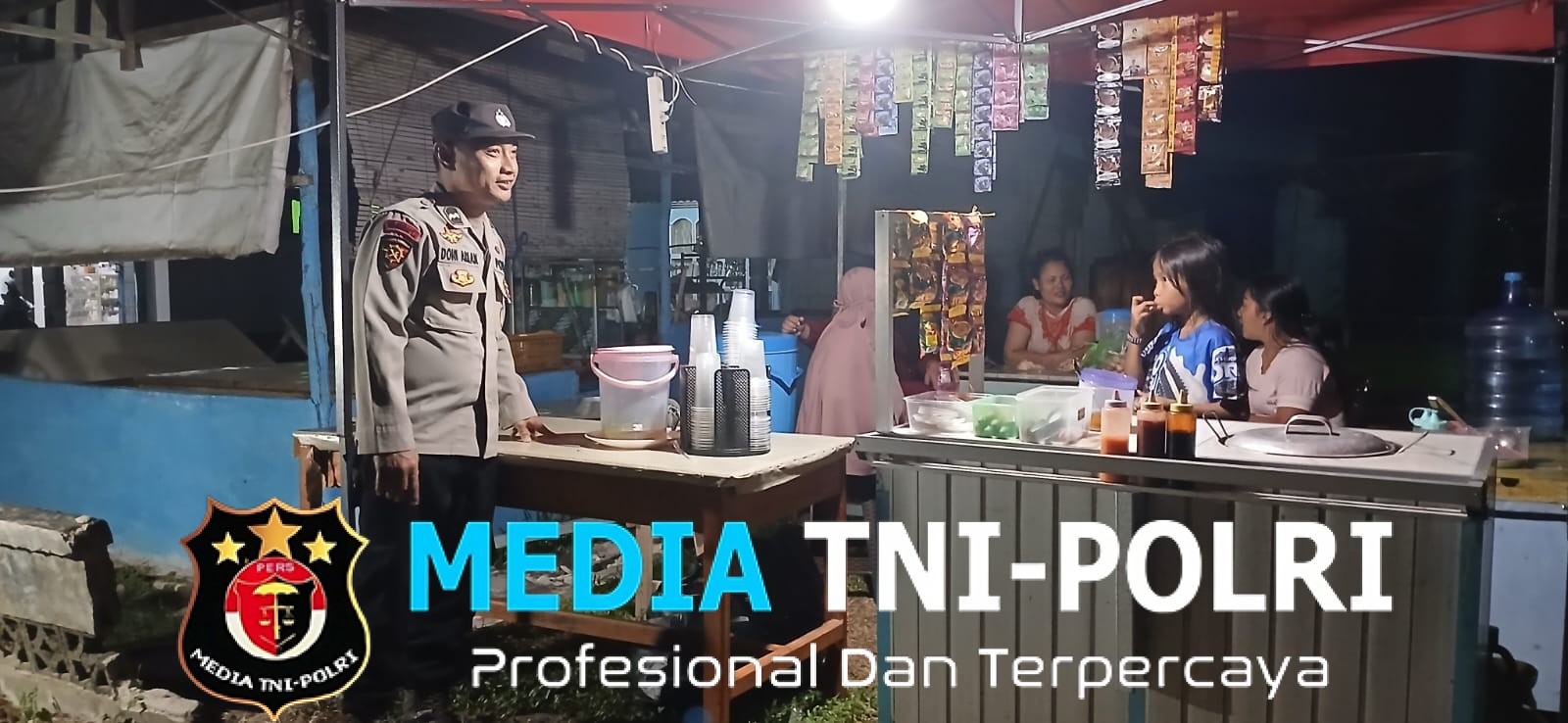 Patroli Humanis Polsek Mandor, Sambangi Pedagang Es untuk Cegah Aksi Kejahatan