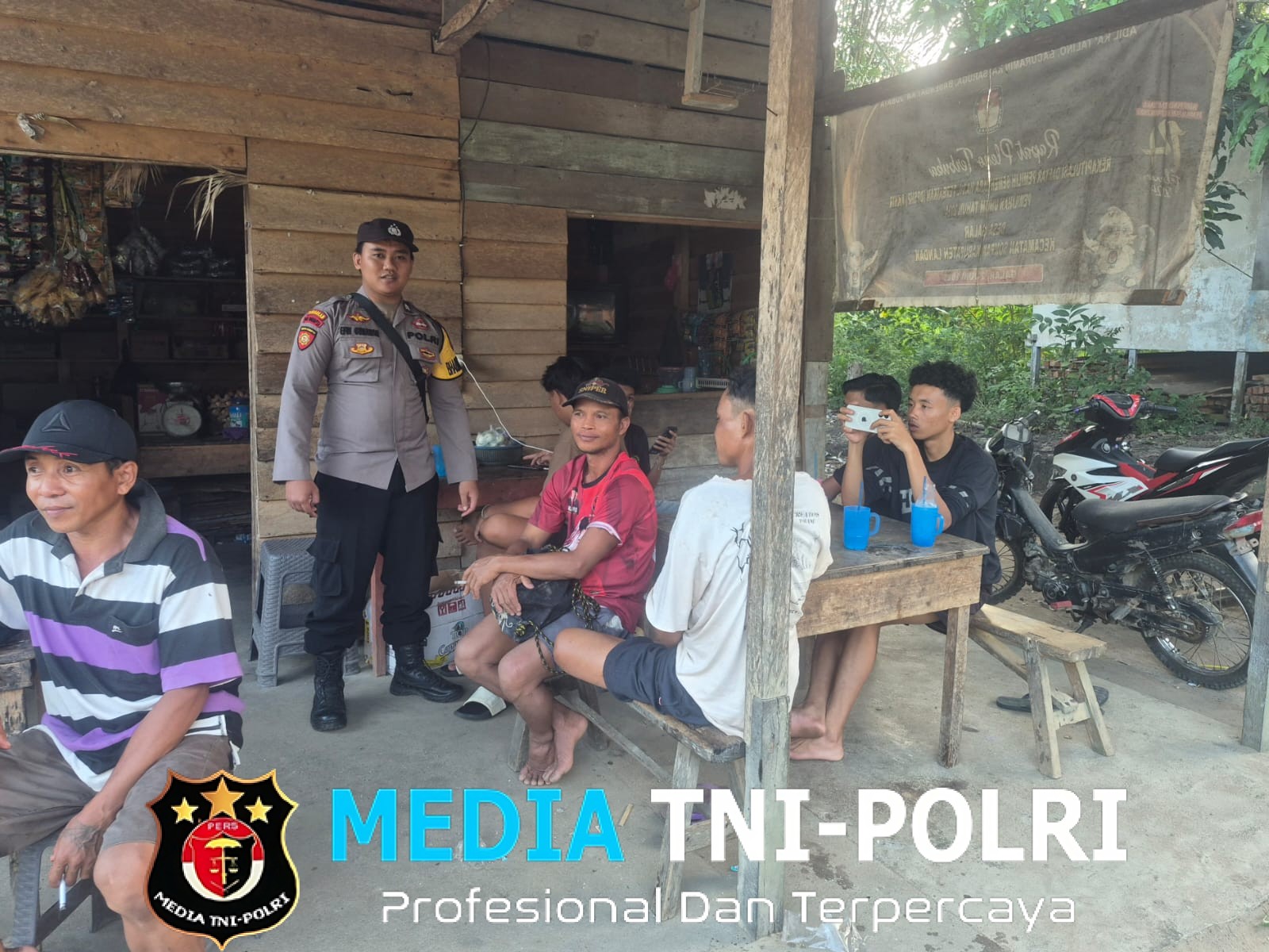 Bhabinkamtibmas Masuk Perkampungan, Ajak Warga Jaga Kamtibmas Melalui Obrolan Santai