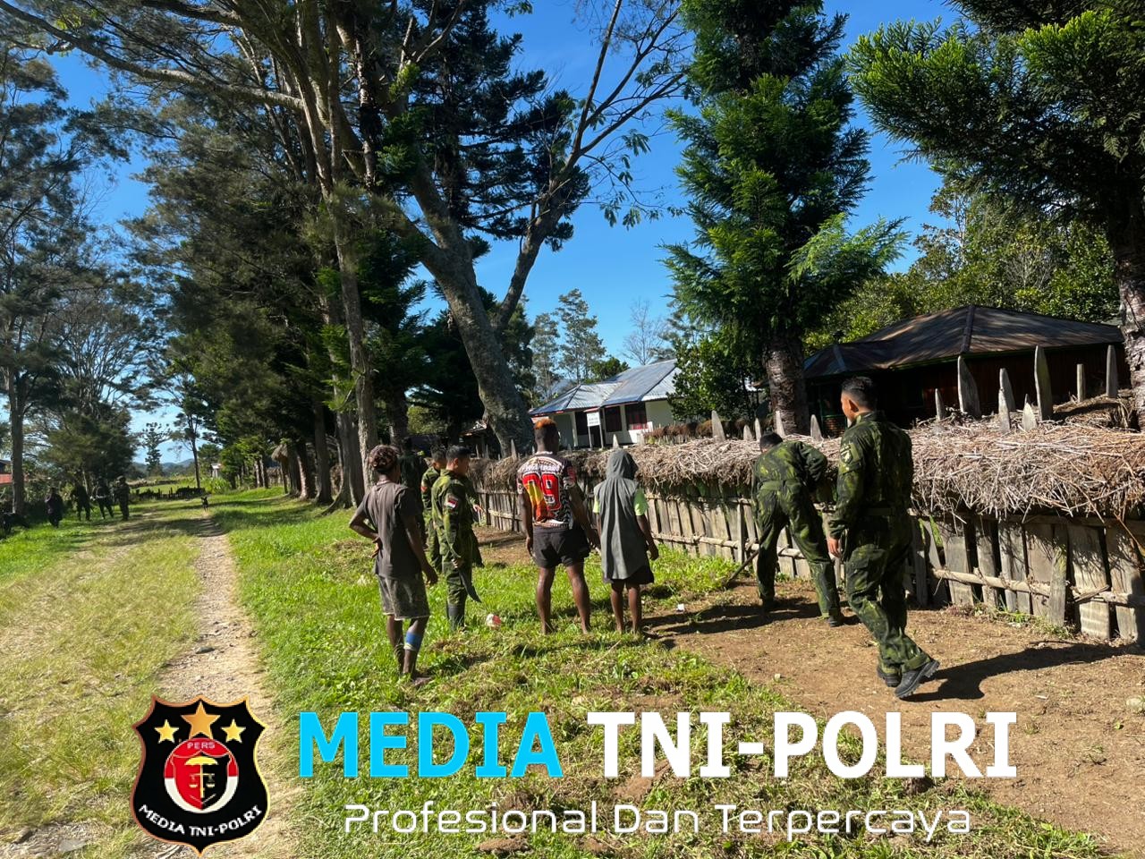 Masyarakat Distrik Bolakme dan Satgas Pamtas RI–PNG Kewilayahan Yonif 645/Gardatama Yudha Gelar Karya Bakti Jaga Kebersihan Lingkungan