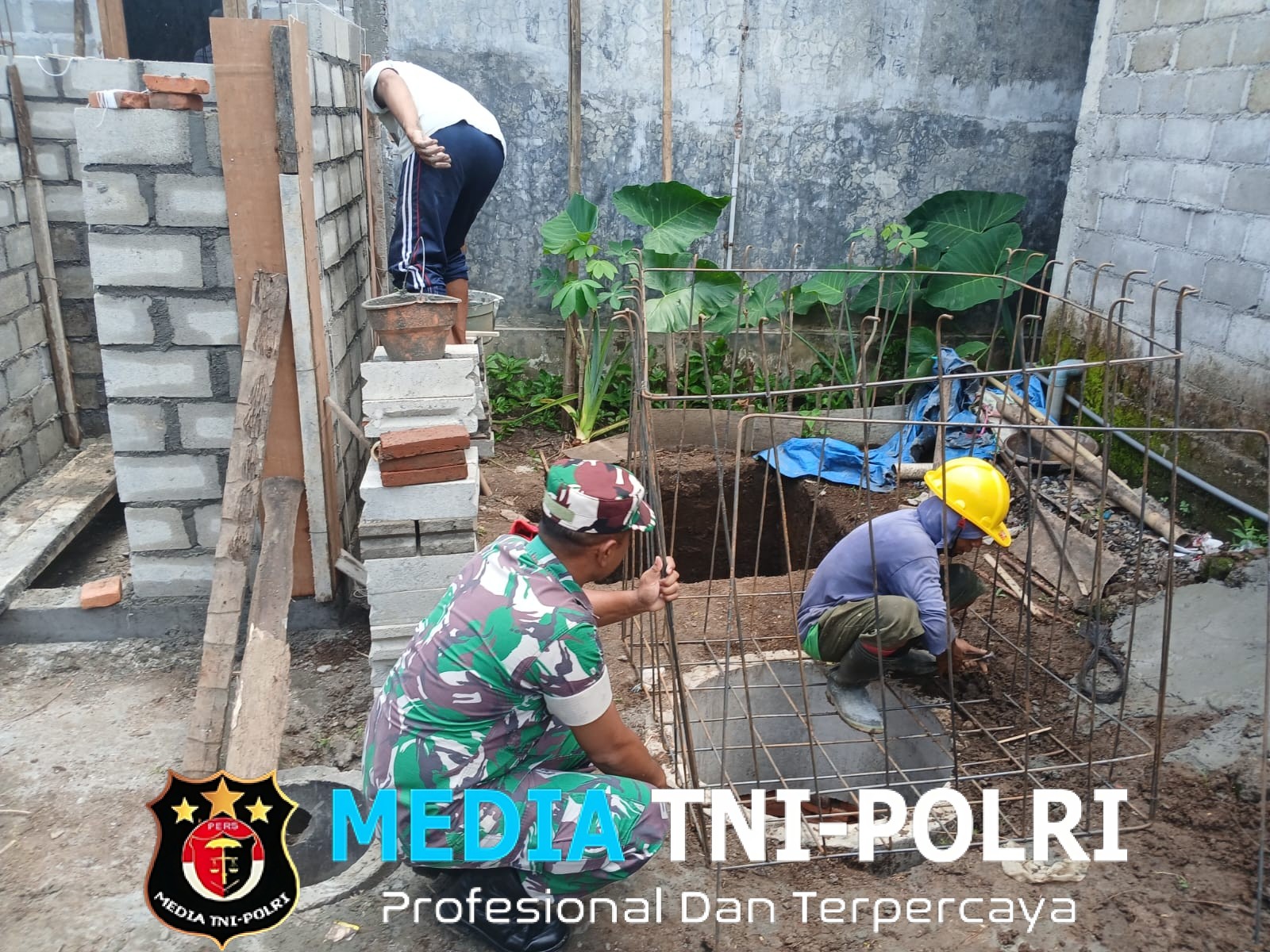 Wujudkan Lingkungan Sehat, Serda Eko Prayitno Bersama Warga Bangun MCK Untuk Keluarga Bapak Saiful