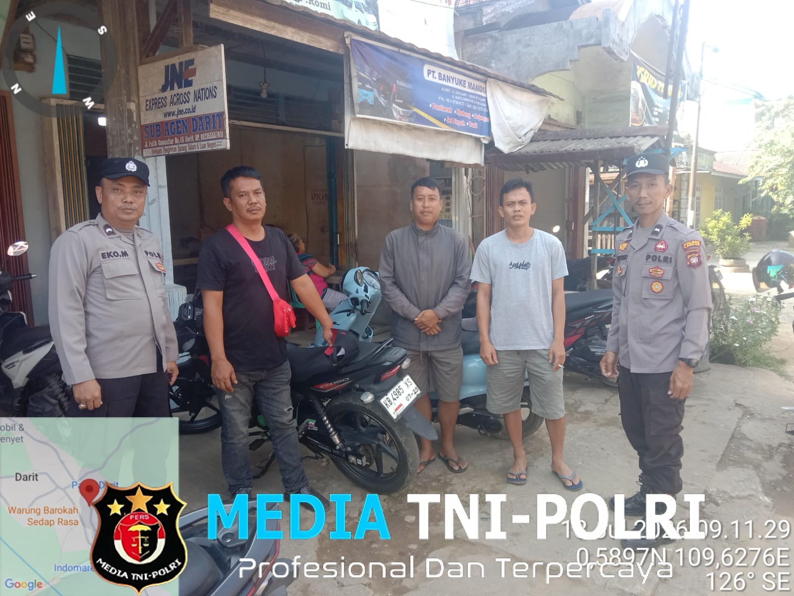 Samapta Polsek Menyuke Rutin Laksanakan Patroli Siang Berikan Imbauan Kamtibmas Kepada Warga