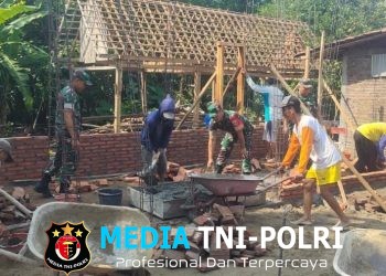 Babinsa Jenar Turun Tangan Bantu Dirikan Rumah Warga, Wujud Nyata Kepedulian TNI
