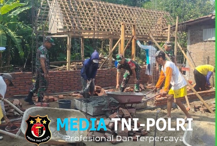 Babinsa Jenar Turun Tangan Bantu Dirikan Rumah Warga, Wujud Nyata Kepedulian TNI