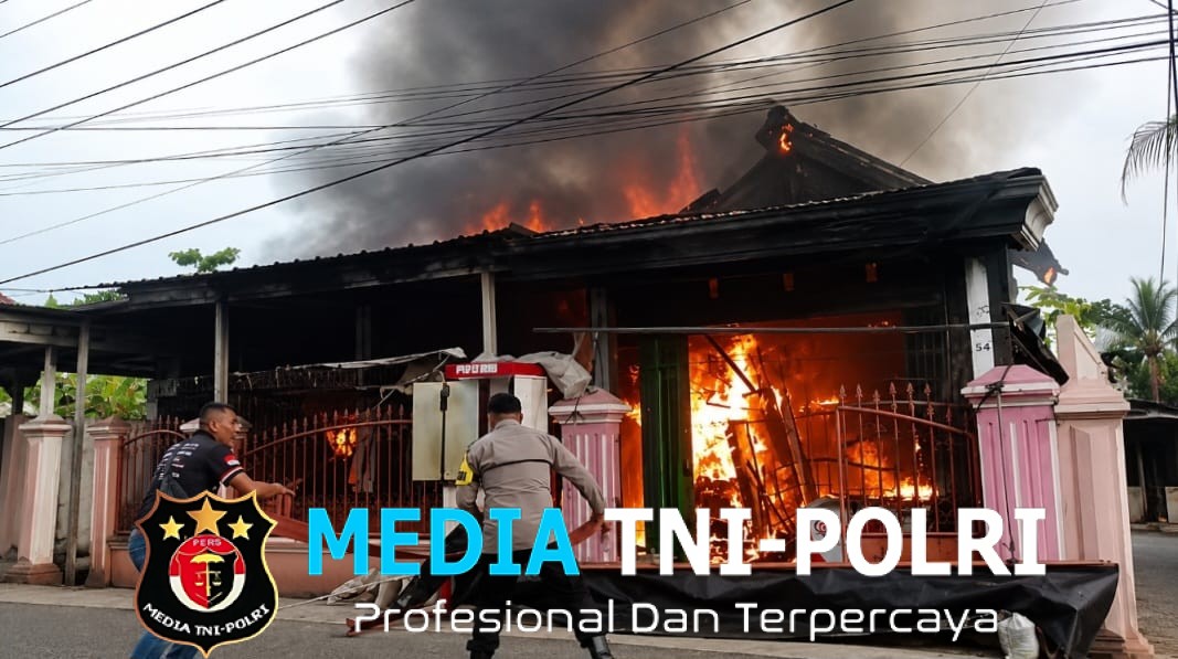 Polsek Kota Agung Bantu Evakuasi Korban Luka Bakar dan Identifikasi Penyebab Kebakaran Rumah di Pekon Kusa