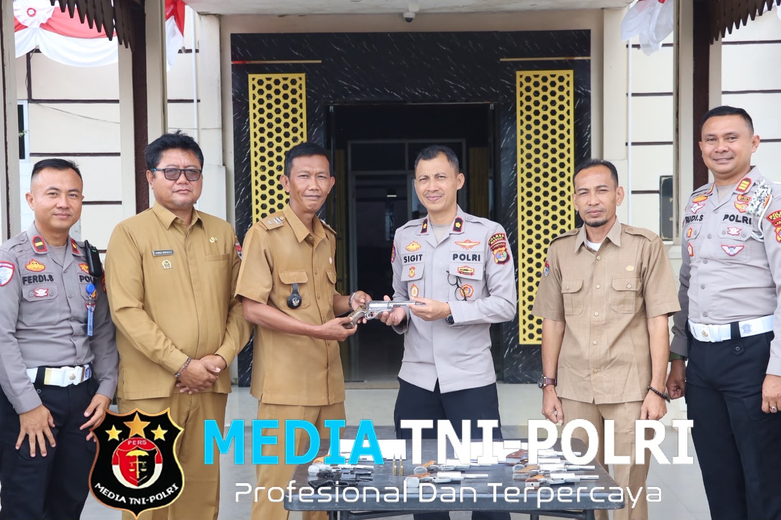 Polres Mesuji Terima Penyerahan 11 Senpi Rakitan dan Amunisi Secara Sukarela