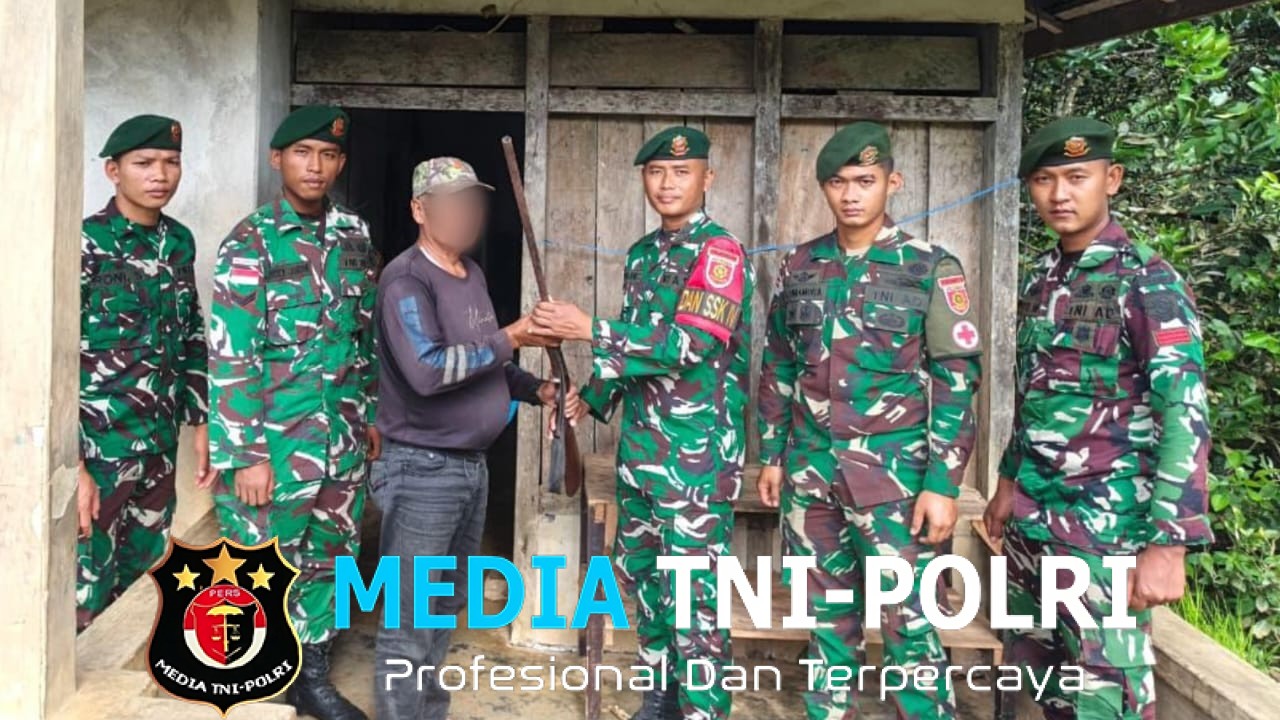 Gencarkan Kegiatan Komsos, Satgas Pamtas Yonarmed 13/Nanggala Terima Penyerahan Sukarela Senjata Api Rakitan dan Munisi dari Warga