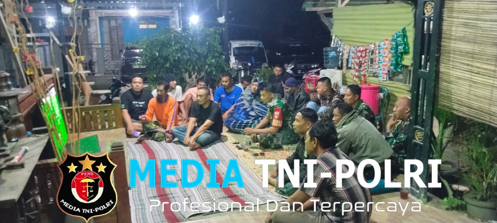 Anggota TNI Kodim 0725/Sragen Bersama Masyarakat Nobar Piala Dunia