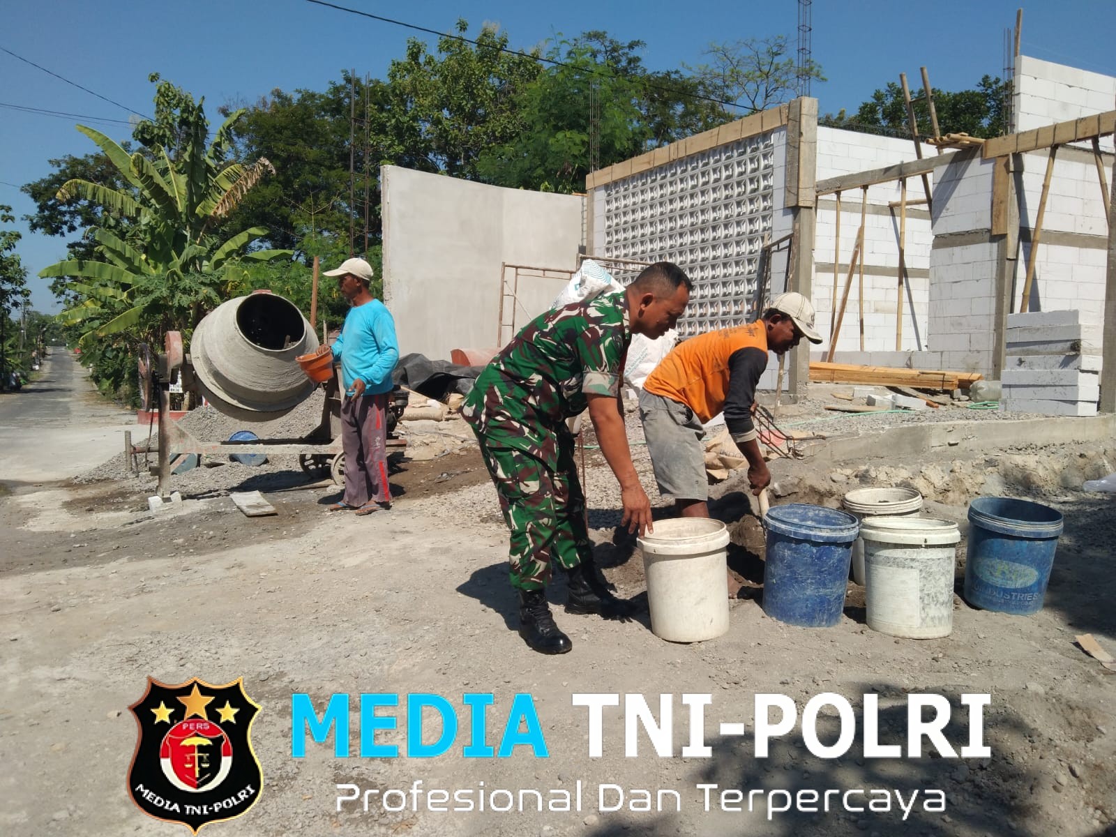 Gotong Royong Bangun Rumah Warga, Babinsa Nogosari Perkuat Kemanunggalan TNI dan Rakyat