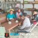 Hangatnya Patroli Siang di Air Besar Polisi Duduk Bersama Warga, Sampaikan Himbauan Sambil Ngobrol Santai
