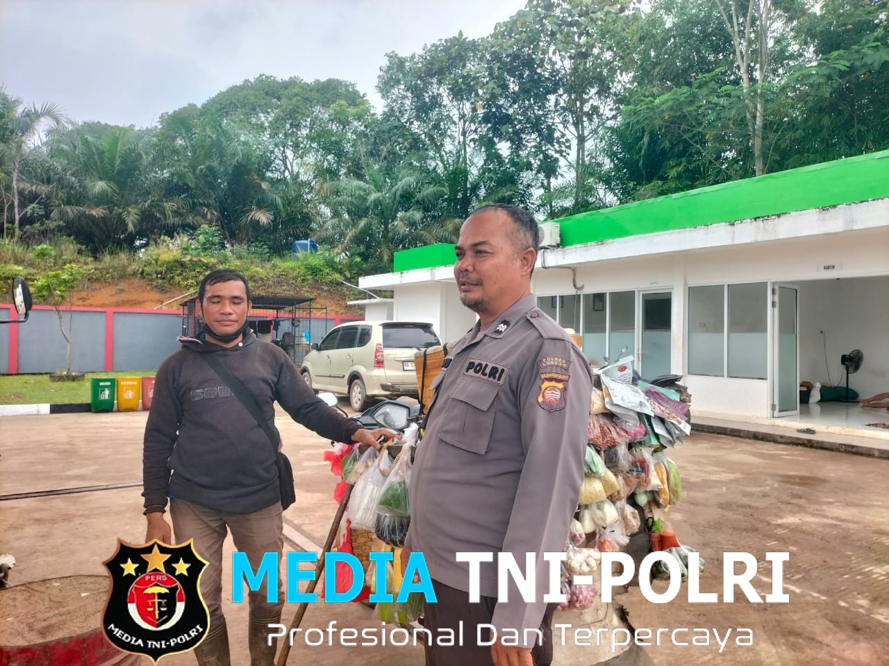 Humanis dan Bersahabat, Polisi Beri Edukasi Kamtibmas kepada Penjual Sayur Keliling