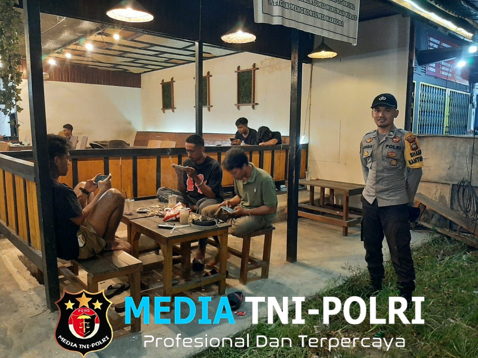 Asyik Nongkrong, Warga Tiba-Tiba Didatangi Polisi, Ternyata Ini Tujuannya