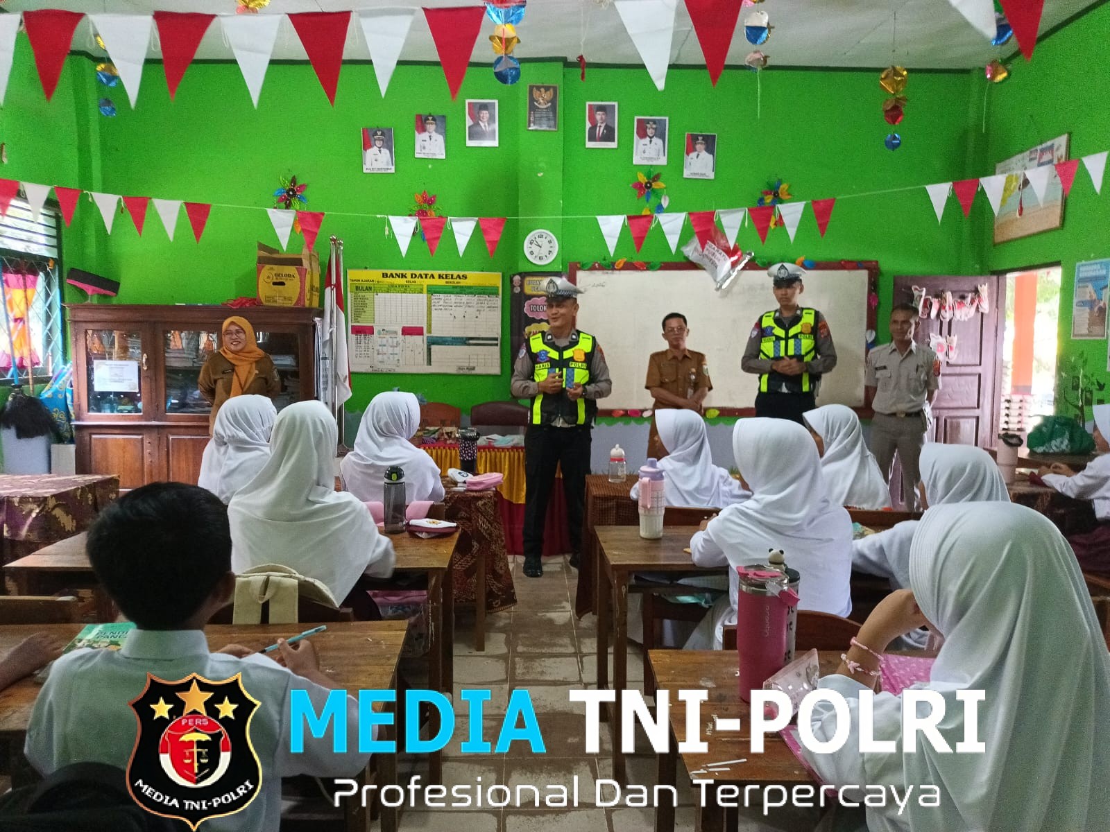 Polantas Karib Polres Lamtim, Tanamkan Tertib Lalu Lintas dan Stop Bullying