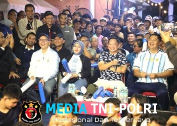 Mendagri Nobar Final Piala Dunia Bersama Warga Menteng Tenggulun