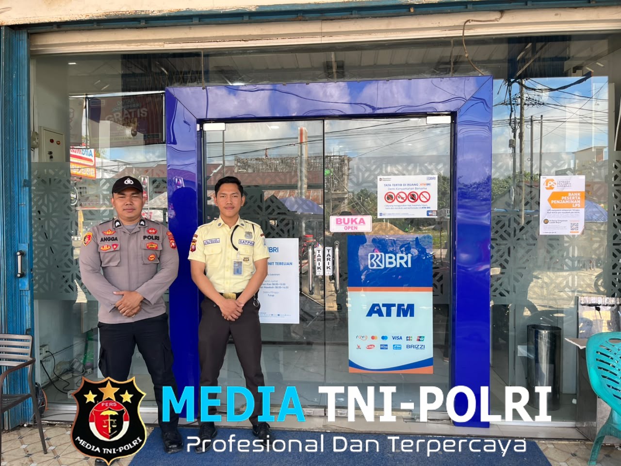 Patroli Siang Menyasar Jantung Aktivitas Warga, Polisi Sungai Tebelian Bagikan Himbauan Kamtibmas