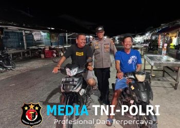 Sentuhan Humanis di Minggu Malam Polisi dan Warga Mandor Saling Sapa dalam Patroli Keamanan