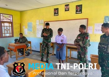 Wujudkan Kemanunggalan TNI-Rakyat, Satgas Pamtas RI-PNG Kewilayahan Yonif 645/Gty Membantu Mengajar di Sekolah Perbatasan Papua