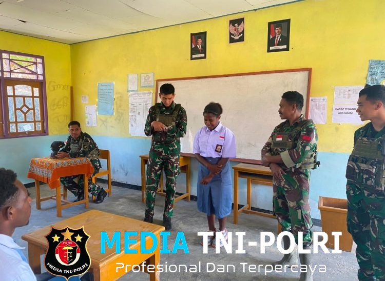 Wujudkan Kemanunggalan TNI-Rakyat, Satgas Pamtas RI-PNG Kewilayahan Yonif 645/Gty Membantu Mengajar di Sekolah Perbatasan Papua