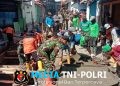 Terik Sinar Matahari Tak Surutkan Satgas TMMD, Ormas dan Warga Dalam Pengecoran Begesteng Kanan Kiri Saluran Air