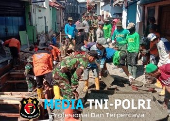 Terik Sinar Matahari Tak Surutkan Satgas TMMD, Ormas dan Warga Dalam Pengecoran Begesteng Kanan Kiri Saluran Air