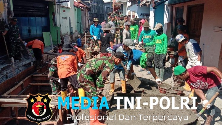 Terik Sinar Matahari Tak Surutkan Satgas TMMD, Ormas dan Warga Dalam Pengecoran Begesteng Kanan Kiri Saluran Air