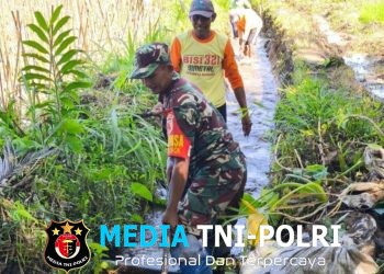 Jaga Debit Air Saat Kemarau, Serma Sutrisno Bersama Warga Slorok Bersihkan Saluran Irigasi