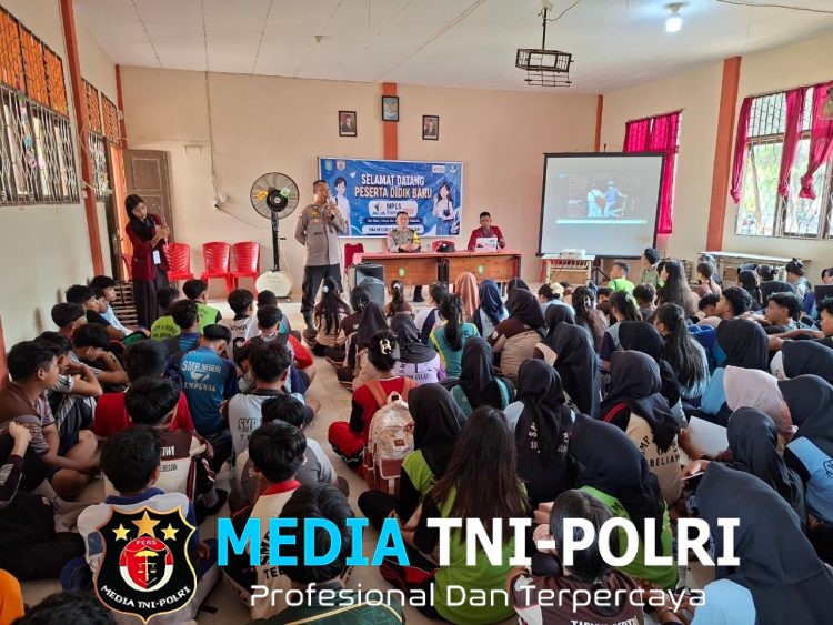 Cegah Judi Online Sejak Dini, Polsek Sungai Tebelian Bekali Siswa Baru SMAN 1 Sungai Tebelian dalam MPLS