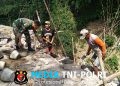 Babinsa Denggungan Turun Tangan Bangun Talud, Wujud Nyata TNI Bersama Rakyat Perkuat Akses Jalan Desa