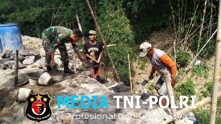 Babinsa Denggungan Turun Tangan Bangun Talud, Wujud Nyata TNI Bersama Rakyat Perkuat Akses Jalan Desa