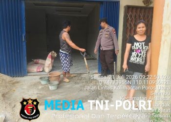 Sentuhan Humanis Polsek Air Besar, Patroli Siang Diselingi Dialog Hangat Bersama Warga