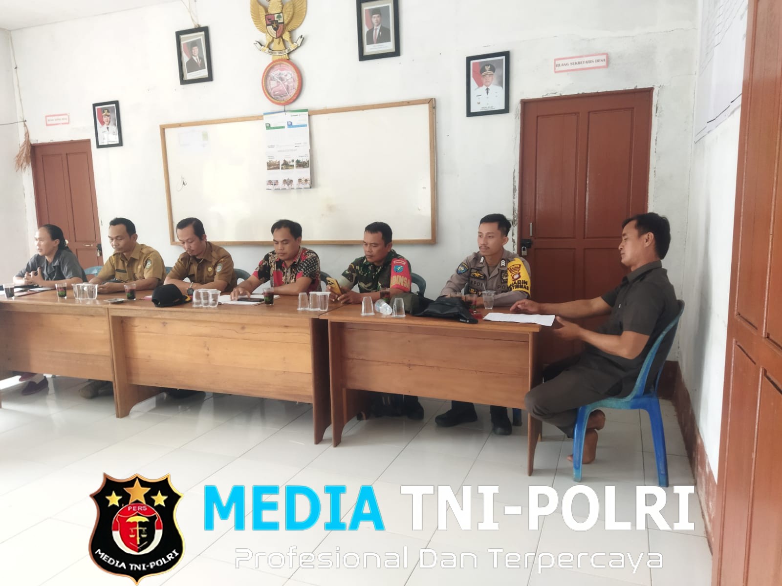 Bhabinkamtibmas Sampaikan Pesan Kamtibmas Saat Hadiri Musyawarah Desa Ongkol Padang