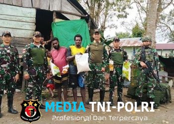 Satgas Yonif 123/Rajawali Salurkan Bantuan Sembako kepada Warga Kampung Emnam