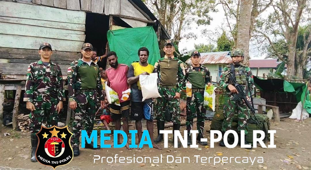 Satgas Yonif 123/Rajawali Salurkan Bantuan Sembako kepada Warga Kampung Emnam