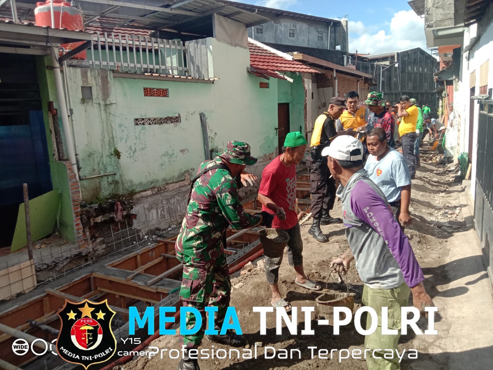 Danramil 03 Serengan Terjun Langsung & Semangati Satgas TMMD, Ormas, Warga Dalam Pengecoran Begesteng Sasaran Saluran Air