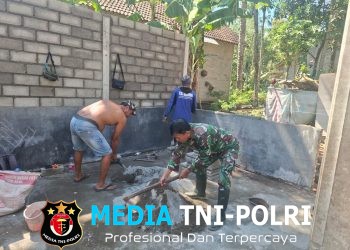 Wujudkan Hunian Layak, Serma Saifur Bersama Warga Gotong Royong Bangun Rumah Ibu Suwarti