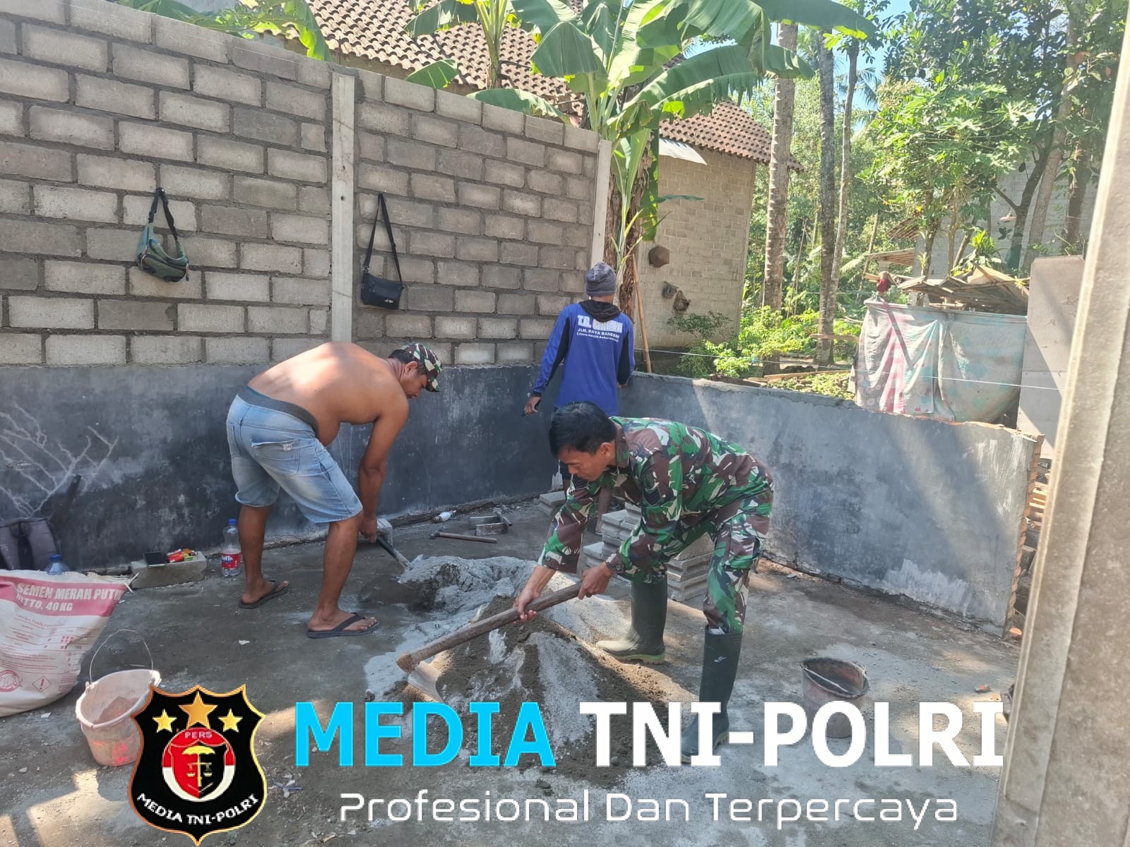 Wujudkan Hunian Layak, Serma Saifur Bersama Warga Gotong Royong Bangun Rumah Ibu Suwarti