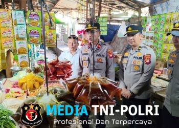 Polres Landak Turun Langsung Cek Harga dan Ketersediaan Bapokting, Antisipasi Inflasi hingga Kelangkaan BBM