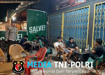 Asyik Nongkrong, Warga Dapat Kejutan dari Polisi yang Patroli Malam, Sekaligus Beri Imbauan Cegah Kejahatan