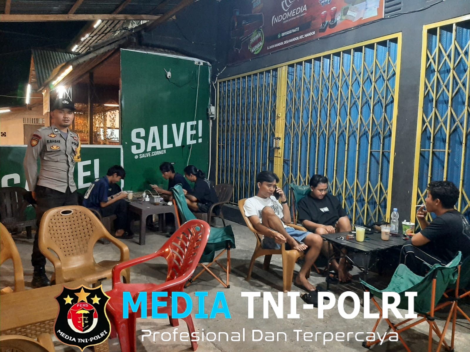 Asyik Nongkrong, Warga Dapat Kejutan dari Polisi yang Patroli Malam, Sekaligus Beri Imbauan Cegah Kejahatan