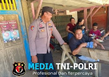 Hangatnya Sapaan Patroli Siang di Kuala Behe: Polisi Duduk Berbaur, Sampaikan Himbauan Kamtibmas