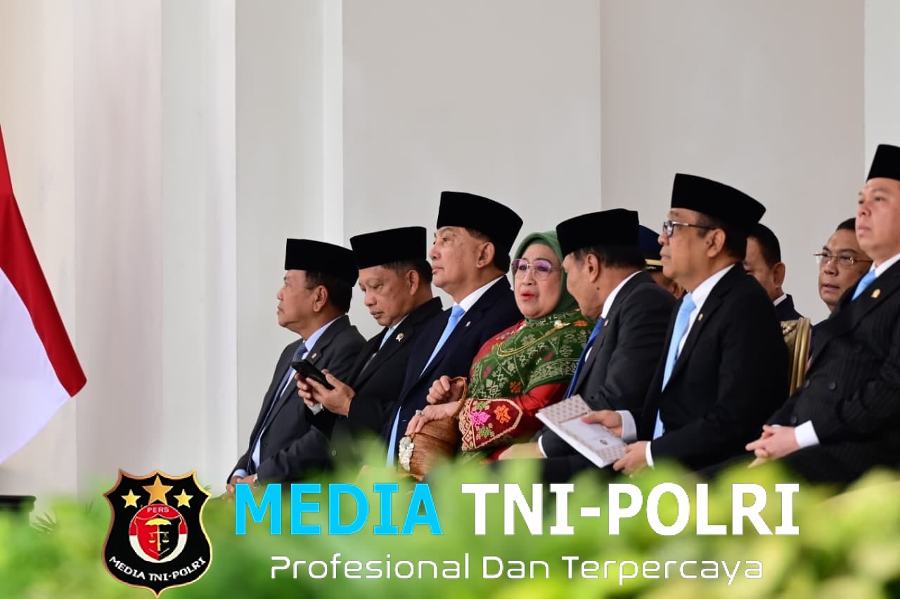 Mendagri Tito Hadiri Upacara Prasetya Perwira TNI-Polri di Istana Merdeka